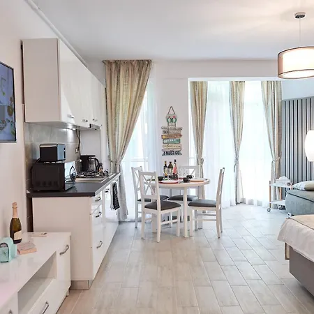 Azur Queen - Pool & Apartment Mamaia